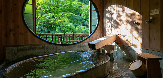 Takeyabu is a Japanese and Western fusion room with a semi-open-air bath that is made of cypress.