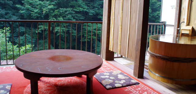 総檜造りの露天風呂から眼下に早川の流れを望む客室